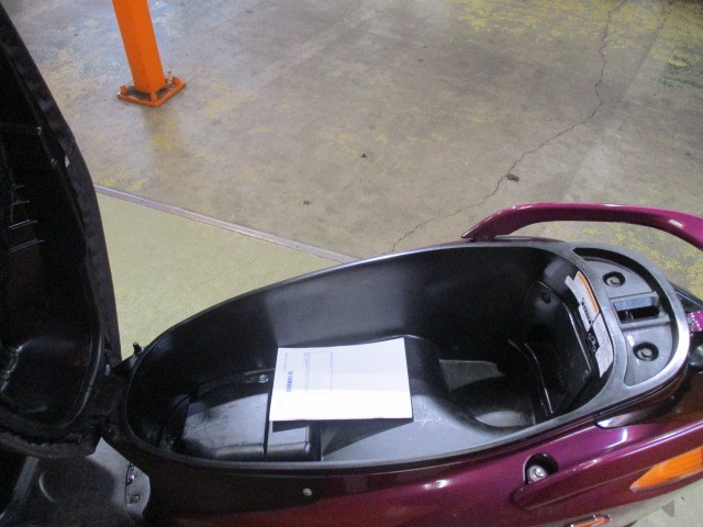 アクシスＺのこの広いメットインは本当に便利ですよ！燃料消費率１Ｌ＝５８ｋｍですから通勤にもってこい！